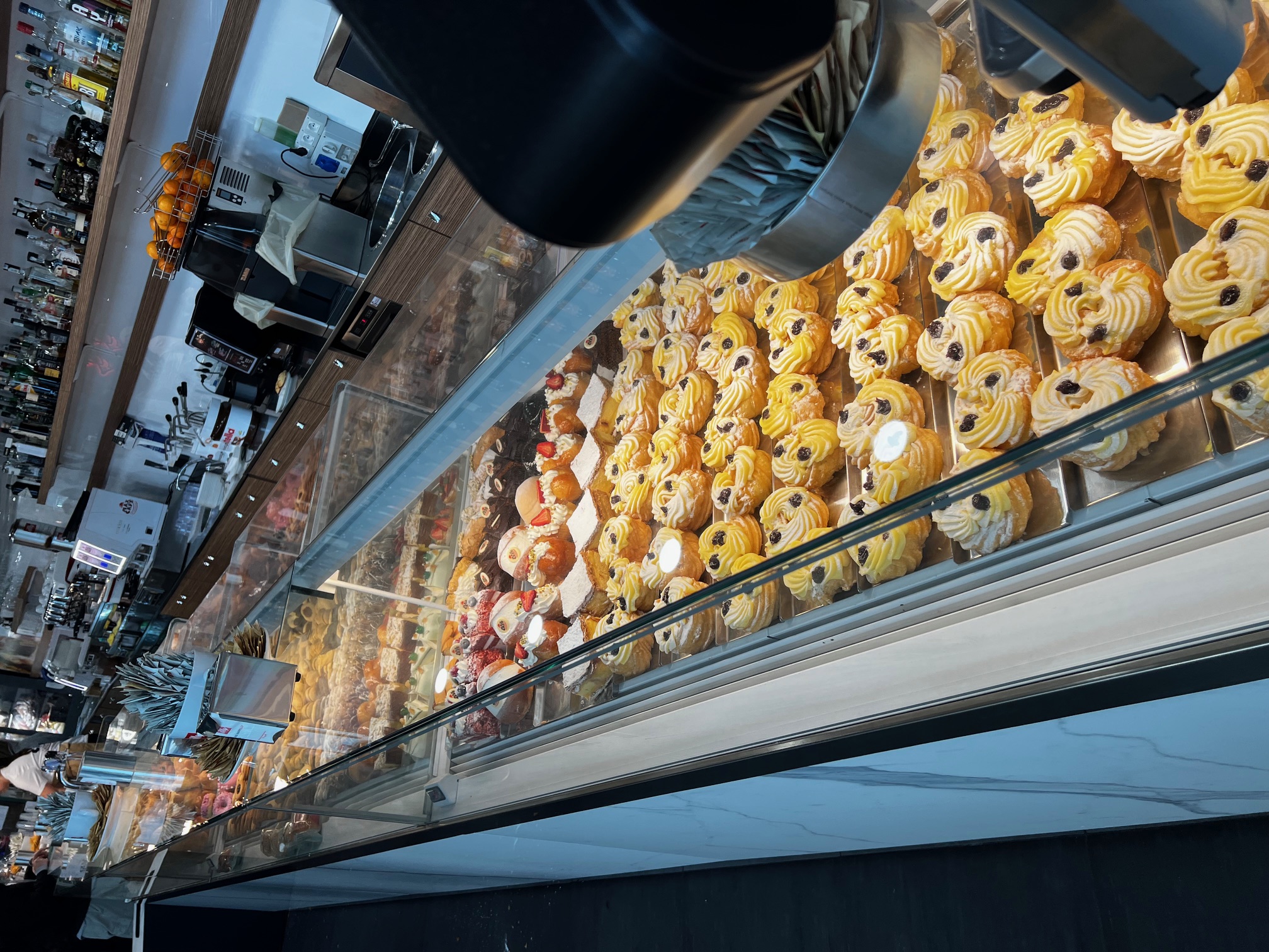 Il bancone della pasticceria